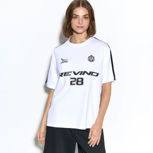 Biała koszulka z kontrastowym nadrukiem Revind 28 House