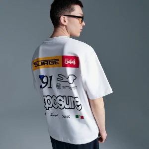 Biała koszulka z nadrukami w motoryzacyjnym stylu House