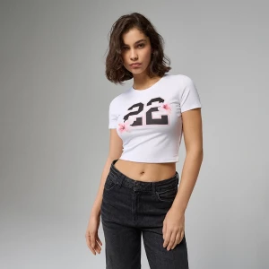 Biała koszulka z nadrukiem 22 i kwiatkami House