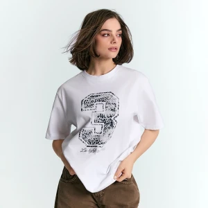 Biała koszulka z nadrukiem 3 i napisem Lucky Tree Club House