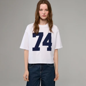 Biała koszulka z nadrukiem 74 House