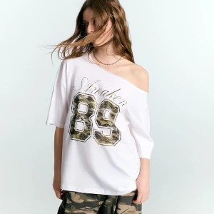 Biała koszulka z nadrukiem 89 i opuszczonym ramieniem House