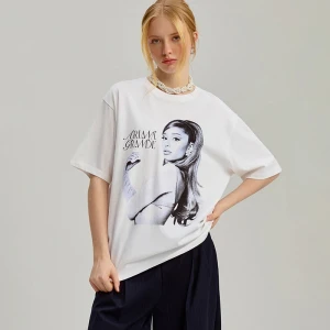 Zdjęcie produktu Biała koszulka z nadrukiem Ariany Grande House