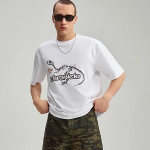 Biała koszulka z nadrukiem Chronicle House