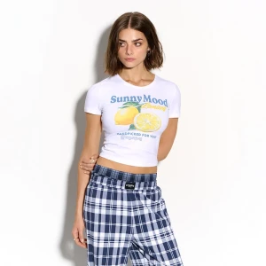 Biała koszulka z nadrukiem cytryn i napisem Sunny Mood Lemons House