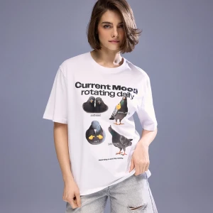 Biała koszulka z nadrukiem gołębi z podpisem Current Mood rotating daily House