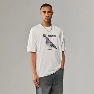 Biała koszulka z nadrukiem gołębia z podpisem Sh*t happens House