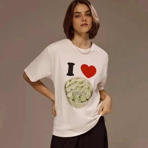 Biała koszulka z nadrukiem I love cucumber salad House