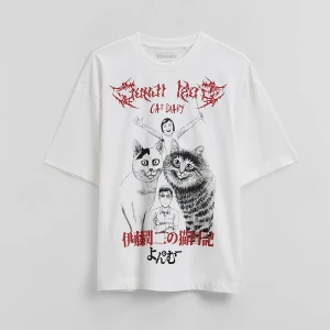 Białą koszulka z nadrukiem Junji Ito's Cat Diary: Yon & Mu House