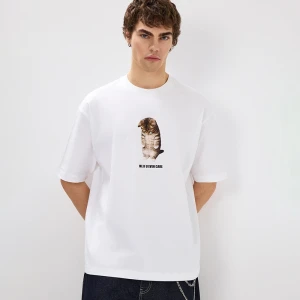 Biała koszulka z nadrukiem kota z napisem Me If Even Care House