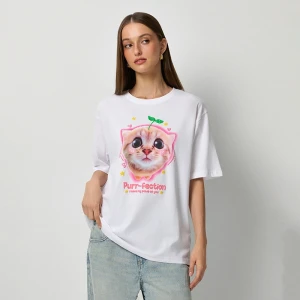 Biała koszulka z nadrukiem kota z podpisem Purr-fection House