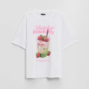 Biała koszulka z nadrukiem Matcha Strawberry House