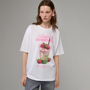 Biała koszulka z nadrukiem Matcha Strawberry House
