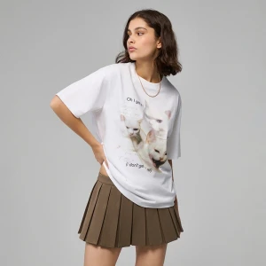 Biała koszulka z nadrukiem memicznych kotów House