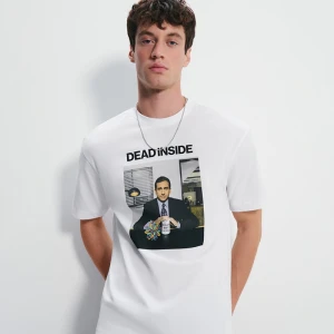 Biała koszulka z nadrukiem Michaela Scoota z podpisem Dead Inside House