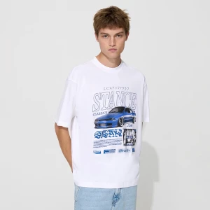 Biała koszulka z nadrukiem niebieskiego samochodu House