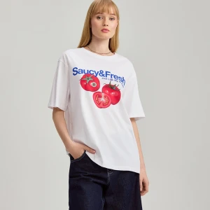 Zdjęcie produktu Biała koszulka z nadrukiem pomidora i napisem Saucy&Fresh House