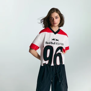 Biała koszulka z nadrukiem Red Bull New York i czerwono-czarnymi wstawkami House