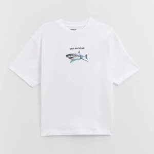 Biała koszulka z nadrukiem rekina House
