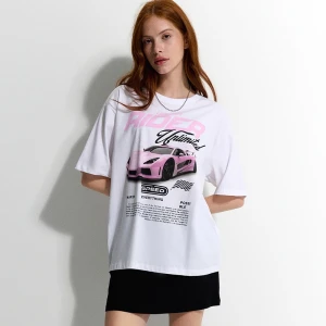 Biała koszulka z nadrukiem różowego samochodu House