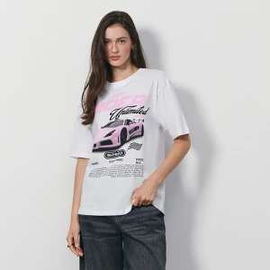 Biała koszulka z nadrukiem różowego samochodu House