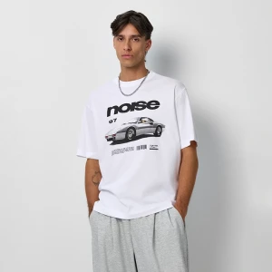 Biała koszulka z nadrukiem samochodu z podpisem Noise House