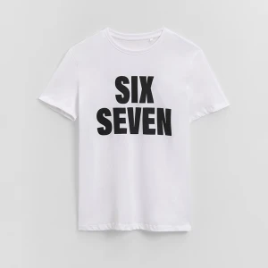 Biała koszulka z nadrukiem six seven House