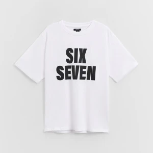 Biała koszulka z nadrukiem six seven House