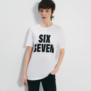 Biała koszulka z nadrukiem six seven House