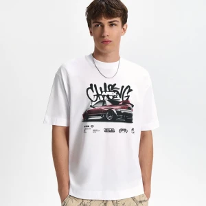 Biała koszulka z nadrukiem sportowego samochodu House