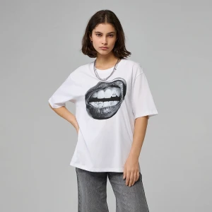 Biała koszulka z nadrukiem ust House
