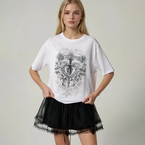 Biała koszulka z nadrukiem w estetyce gothic House