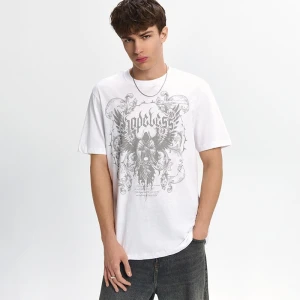 Biała koszulka z nadrukiem w stylu gotyckim House