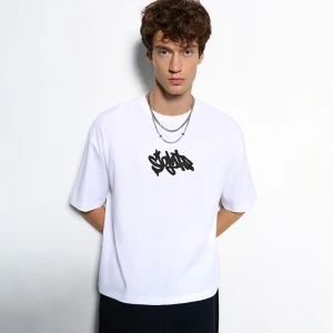 Biała koszulka z nadrukiem w stylu graffiti House