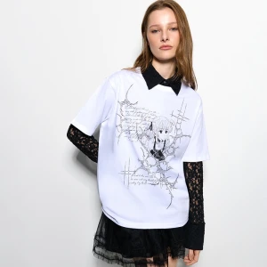 Biała koszulka z nadrukiem w stylu tribal i anime House