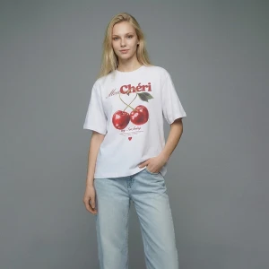 Biała koszulka z nadrukiem wisieniem z podpisem Mon Chéri House