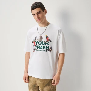 Biała koszulka z nadrukiem Your trash our fine dining House