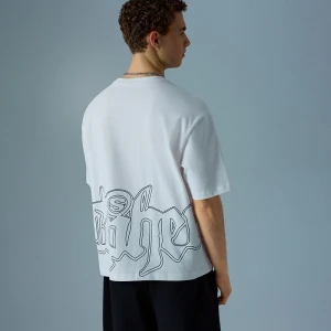 Biała koszulka z napisami w stylu graffiti na przodzie i plecach House