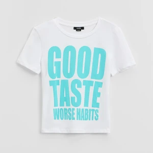 Biała koszulka z napisem Good Taste Worse Habits House