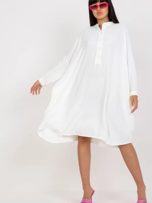 Biała koszulowa sukienka damska oversize z kieszeniami Italy Moda