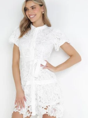 Biała Koszulowa Sukienka Mini z Koronkowej Tkaniny i Materiałowym Paskiem Sumelli