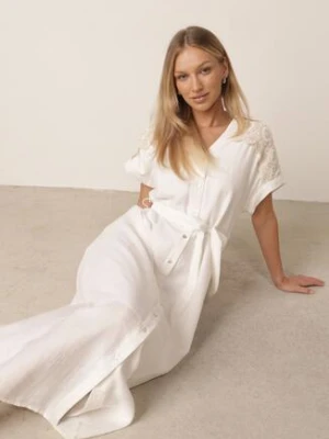 Biała Koszulowa Sukienka z Wiskozą i Lnem Zdobiona Szydełkowym Wzorem Nasarge m&d fashion