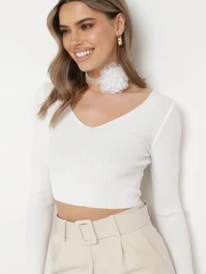 Biała Krótka Bluzka z Prążkowanej Dzianiny z Kwiatkiem Wiązanym przy Szyi Invicala elsa.m by may