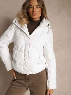 Biała Kurtka z Pikowanymi Przeszyciami Kapturem i Aplikacjami po Bokach Oloria j.style