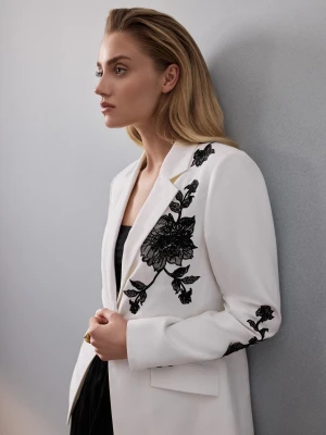 Biała marynarka z koronkowym zdobieniem i dodatkiem lnu TARANKO