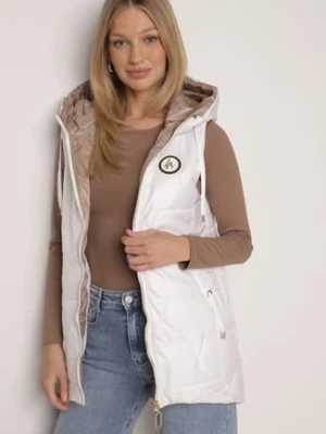 Biała Pikowana Kamizelka o Długim Kroju z Nieodpinanym Kapturem i Aplikacją Koretes swest