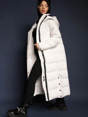Biała Pikowana Kurtka o Długim Kroju z Kapturem i Ściągaczami Zapinana z Boku na Napy Siarielia jstyle