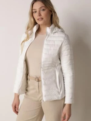 Biała Pikowana Kurtka Przejściowa z Kapturem i Elastycznymi Panelami Feziala j.style