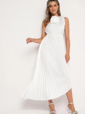 Biała Plisowana Sukienka o Asymetrycznym Kroju z Wycięciem i Broszką w Kształcie Kwiatu Lavimas