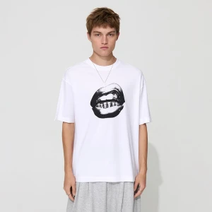 Biała pudełkowa koszulka z nadrukiem ust House